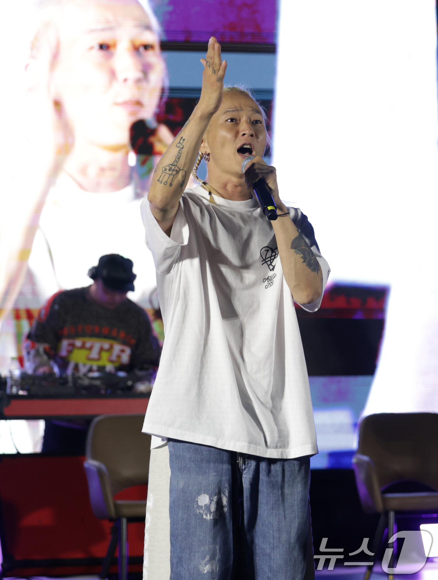 (서울=뉴스1) 권현진 기자 = 가수 팝핀현준이 21일 서울 노원구 노원역 일대에서 열린 대표 거리 퍼레이드형 축제 2025 노원거리페스티벌 '댄싱노원'에서 인사말을 하고 있다. …