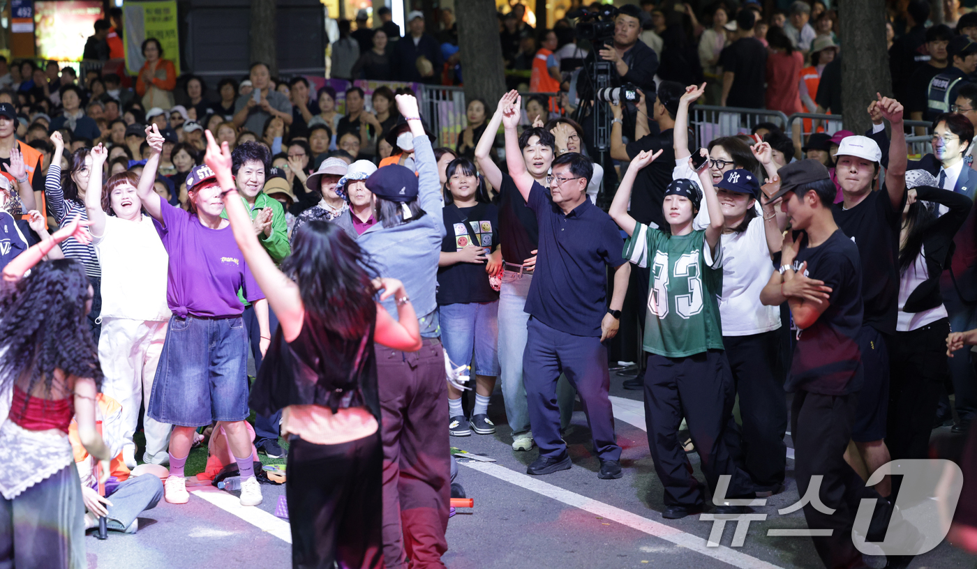 (서울=뉴스1) 권현진 기자 = 김성환 환경부 장관이 21일 서울 노원구 일대에서 열린 2025 노원거리페스티벌 '댄싱노원'에 참석해 참가들과 함께 춤을 추고 있다.  (노원구 제 …