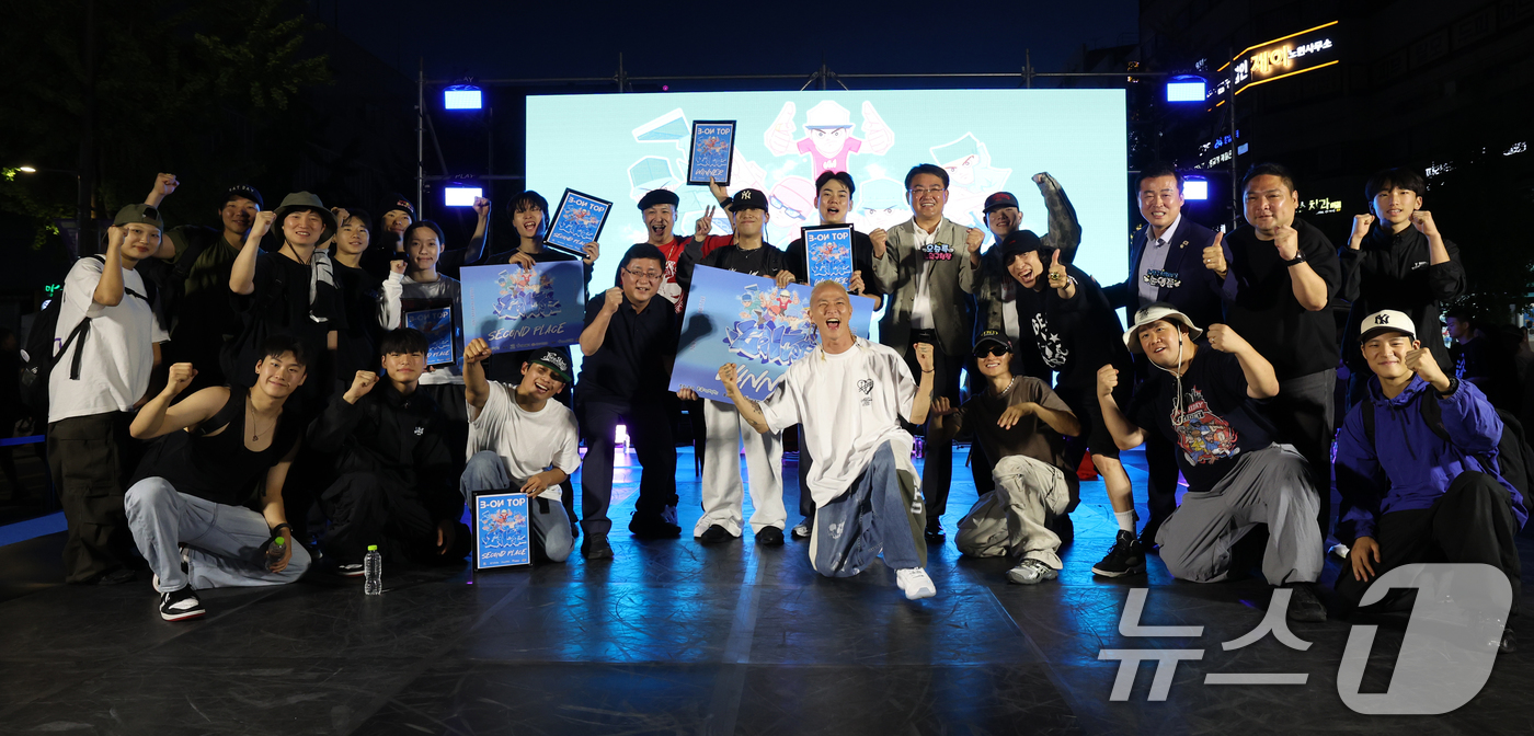 (서울=뉴스1) 권현진 기자 = 김성환 환경부 장관, 오승록 구청장, 안무가 팝핀현준이 21일 서울 노원구 일대에서 열린 2025 노원거리페스티벌 '댄싱노원'에 참석해 수상자들과 …