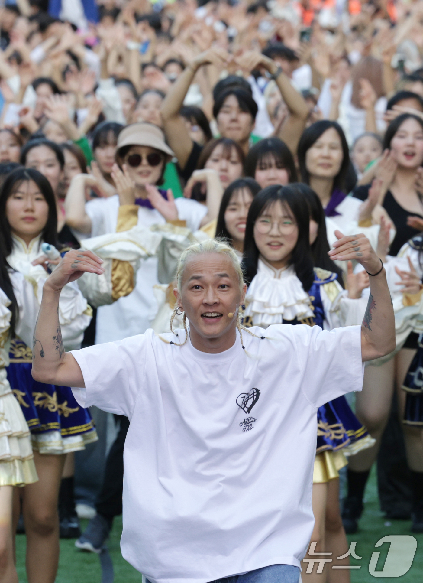 (서울=뉴스1) 권현진 기자 = 안무가 팝핀현준이 21일 서울 노원구 일대에서 열린 2025 노원거리페스티벌 '댄싱노원'에 참석해 참가자들과 함께 신나게 춤을 추고 있다.  (노원 …