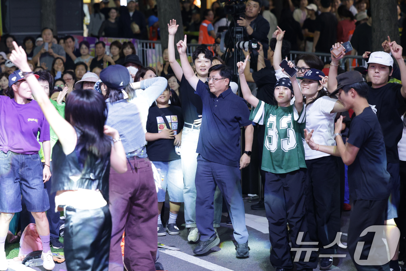 (서울=뉴스1) 권현진 기자 = 김성환 환경부 장관이 21일 서울 노원구 일대에서 열린 2025 노원거리페스티벌 '댄싱노원'에 참석해 참가들과 함께 춤을 추고 있다.  (노원구 제 …