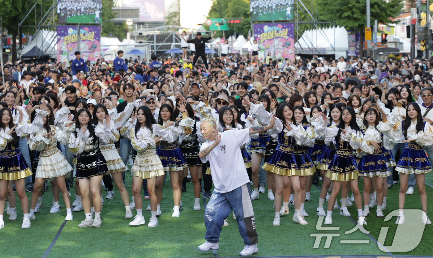 (서울=뉴스1) 권현진 기자 = 안무가 팝핀현준이 21일 서울 노원구 일대에서 열린 대표 거리 퍼레이드형 축제 2025 노원거리페스티벌 '댄싱노원'에서 참가자들과 함께 춤을 추고 …