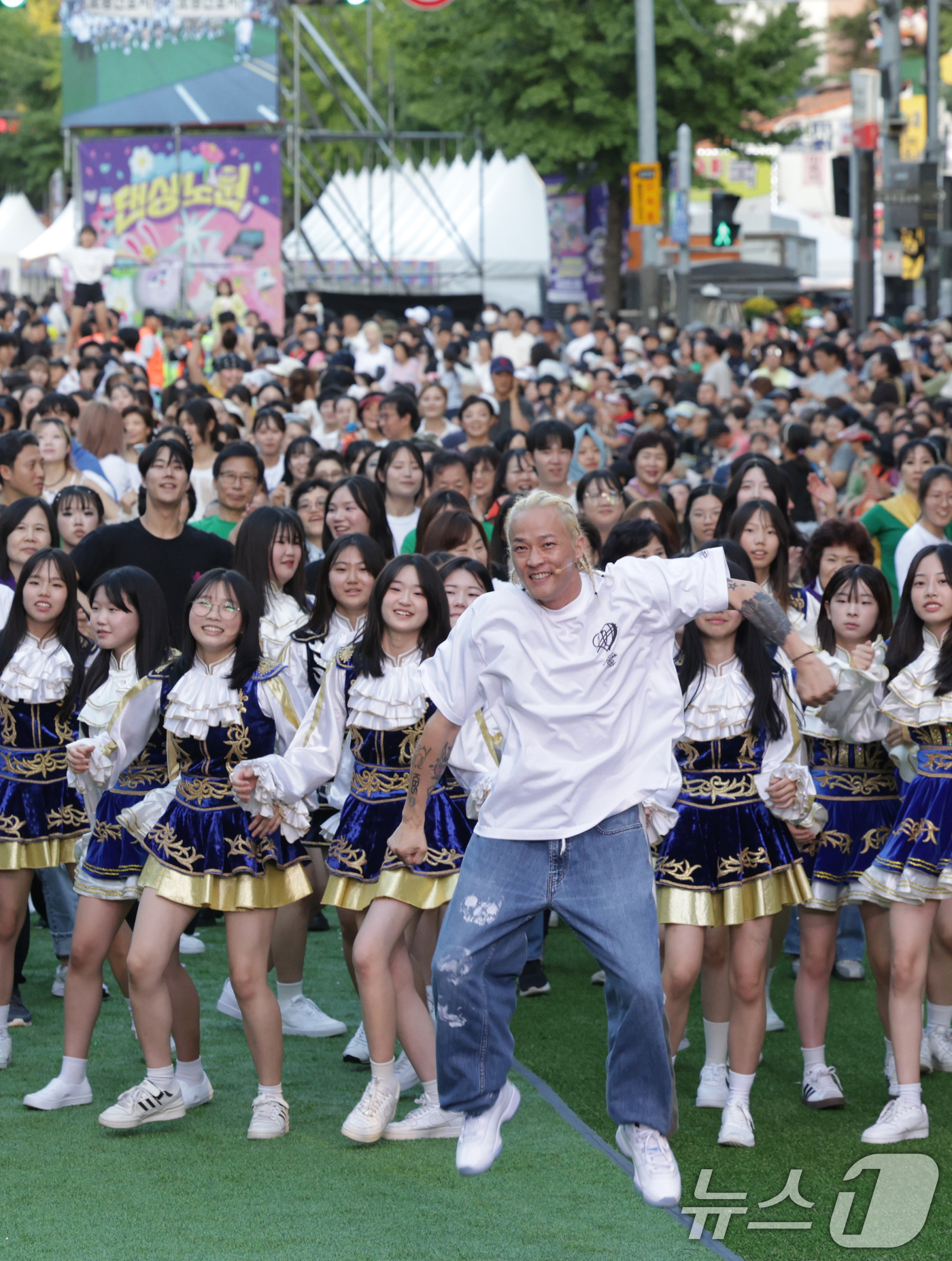 (서울=뉴스1) 권현진 기자 = 안무가 팝핀현준이 21일 서울 노원구 일대에서 열린 거리페스티벌 '댄싱노원'에 참석해 참가자들과 함께 신나게 춤을 추고 있다. (노원구 제공. 재판 …