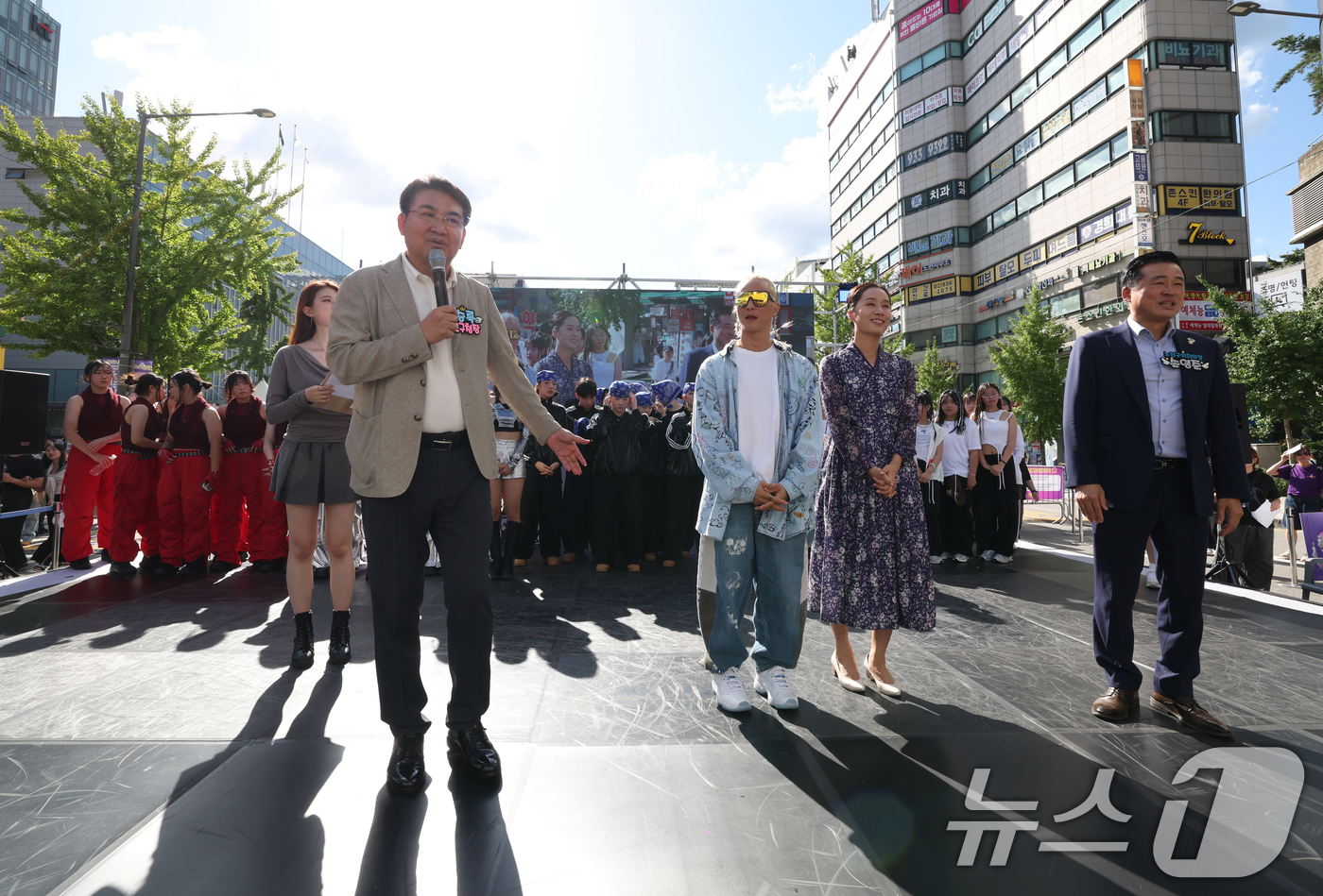 (서울=뉴스1) 권현진 기자 = 오승록 구청장(왼쪽)이 21일 서울 노원구 일대에서 열린 2025 노원거리페스티벌 '댄싱노원'에 참석해 안무가 팝핀현준과 국악인 박애리 부부를 소개 …