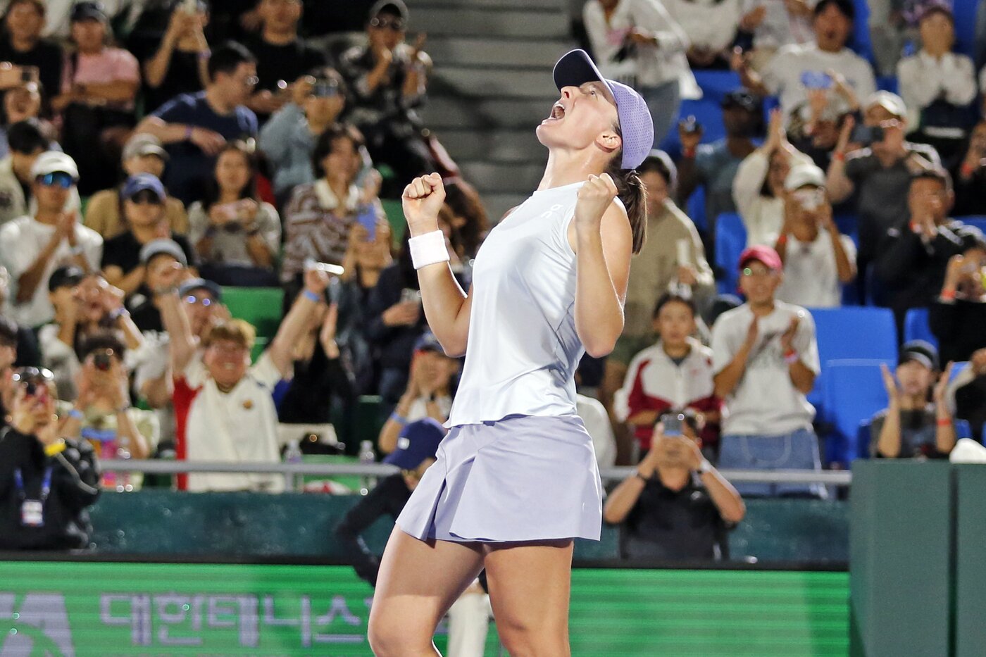 본문 이미지 - 이가 시비옹테크가 21일 열린 WTA 투어 코리아오픈 단식 결승에서 에카테리나 알렉산드로바를 2-1로 꺾고 우승을 차지했다. &#40;코리아오픈 조직위원회 제공&#41;