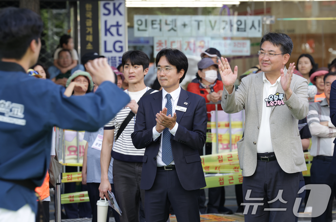 (서울=뉴스1) 권현진 기자 = 오승록 노원구청장(오른쪽)과 서준오 시의원이 21일 서울 노원구 일대에서 열린 2025 노원거리페스티벌 '댄싱노원'에 참석해 참가자들을 격려하고 있 …