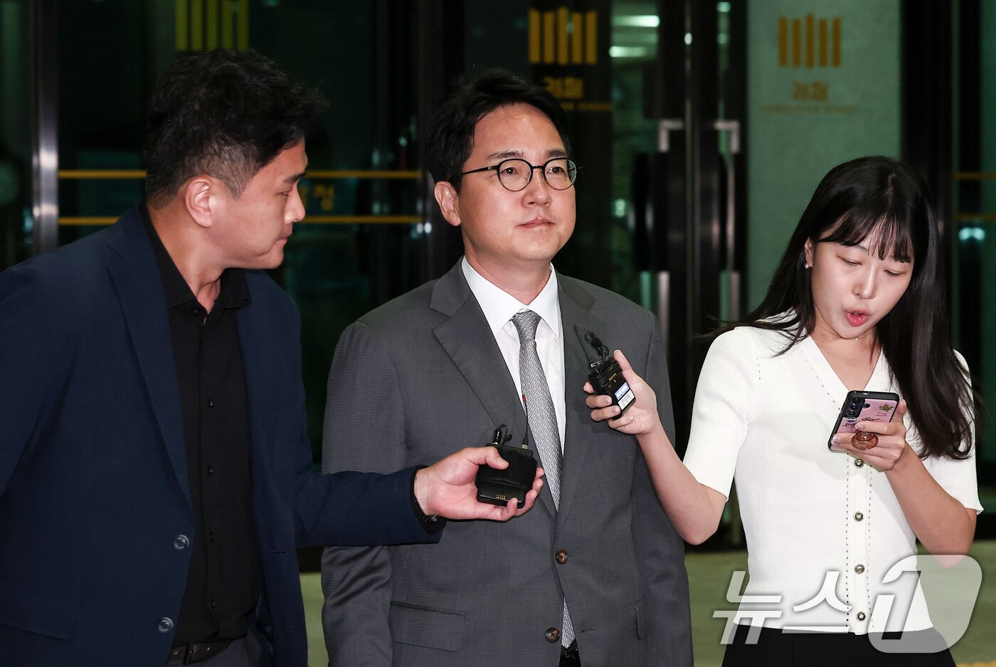 본문 이미지 - 심우정 전 검찰총장이 22일 새벽 서울 서초구 서울고등검찰청에 마련된 내란 특검팀&#40;특별검사 조은석&#41; 사무실에서 피고발인 신분으로 조사를 받은 후 귀가하고 있다. 2025.9.22/뉴스1 ⓒ News1 김성진 기자