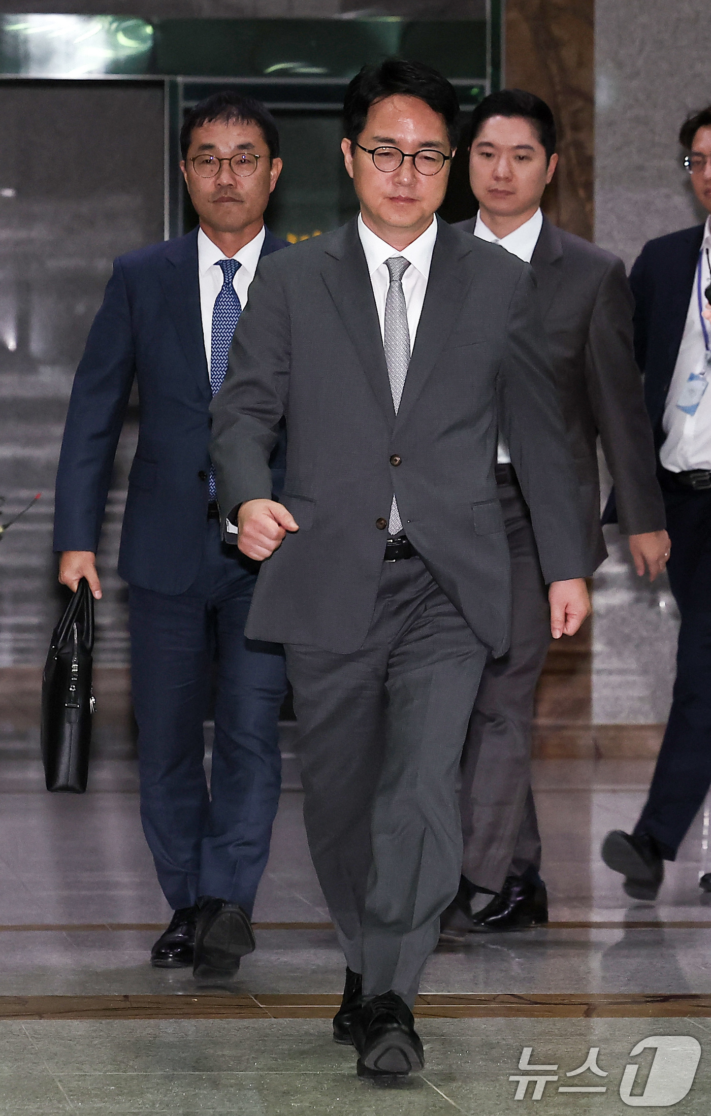 (서울=뉴스1) 김성진 기자 = 심우정 전 검찰총장이 22일 새벽 서울 서초구 서울고등검찰청에 마련된 내란 특검팀(특별검사 조은석) 사무실에서 피고발인 신분으로 조사를 받은 후 귀 …