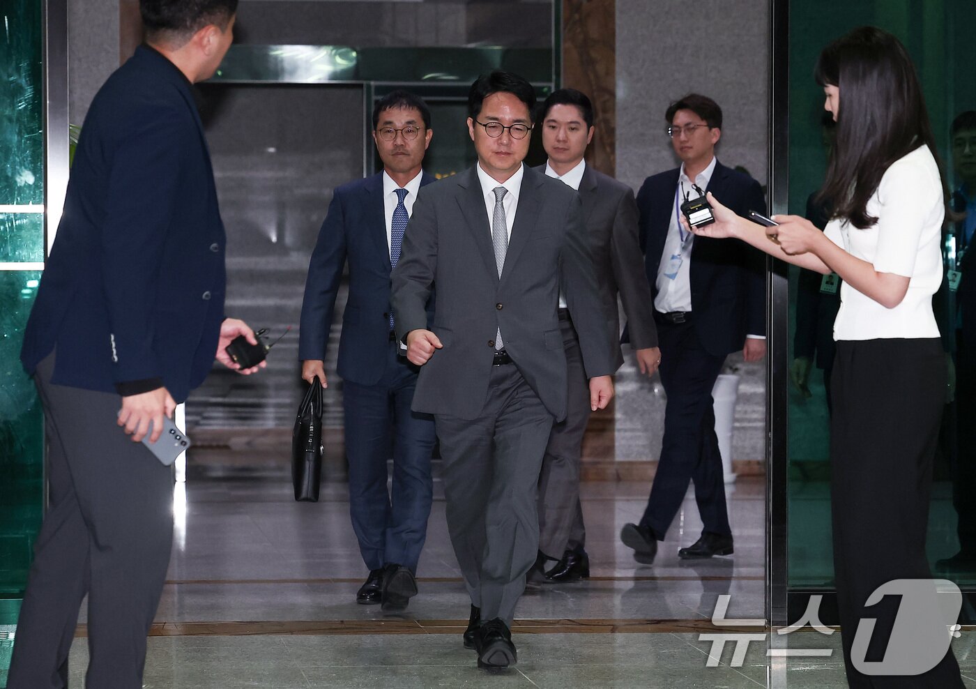 본문 이미지 - 심우정 전 검찰총장이 22일 새벽 서울 서초구 서울고등검찰청에 마련된 내란 특검팀&#40;특별검사 조은석&#41; 사무실에서 피고발인 신분으로 조사를 받은 후 귀가하고 있다. 2025.9.22/뉴스1 ⓒ News1 김성진 기자