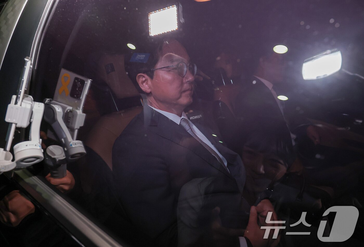 본문 이미지 - 심우정 전 검찰총장이 22일 새벽 서울 서초구 서울고등검찰청에 마련된 내란 특검팀&#40;특별검사 조은석&#41; 사무실에서 피고발인 신분으로 조사를 받은 후 귀가하고 있다. 2025.9.22/뉴스1 ⓒ News1 김성진 기자