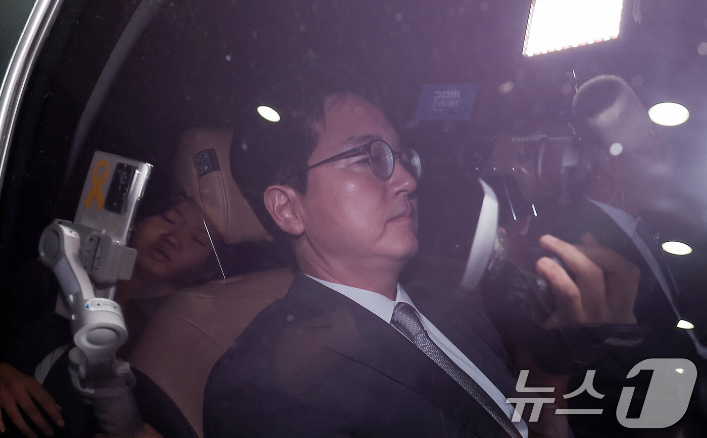 본문 이미지 - 심우정 전 검찰총장이 22일 새벽 서울 서초구 서울고등검찰청에 마련된 내란 특검팀&#40;특별검사 조은석&#41; 사무실에서 피고발인 신분으로 조사를 받은 후 귀가하고 있다. 2025.9.22/뉴스1 ⓒ News1 김성진 기자