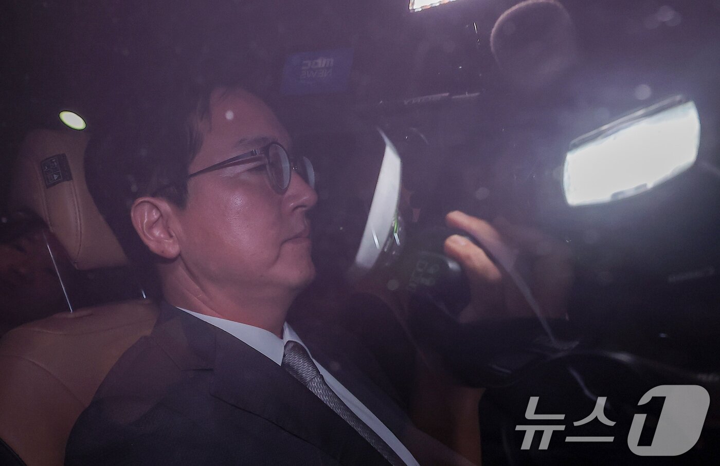 본문 이미지 - 심우정 전 검찰총장이 22일 새벽 서울 서초구 서울고등검찰청에 마련된 내란 특검팀&#40;특별검사 조은석&#41; 사무실에서 피고발인 신분으로 조사를 받은 후 귀가하고 있다. 2025.9.22/뉴스1 ⓒ News1 김성진 기자