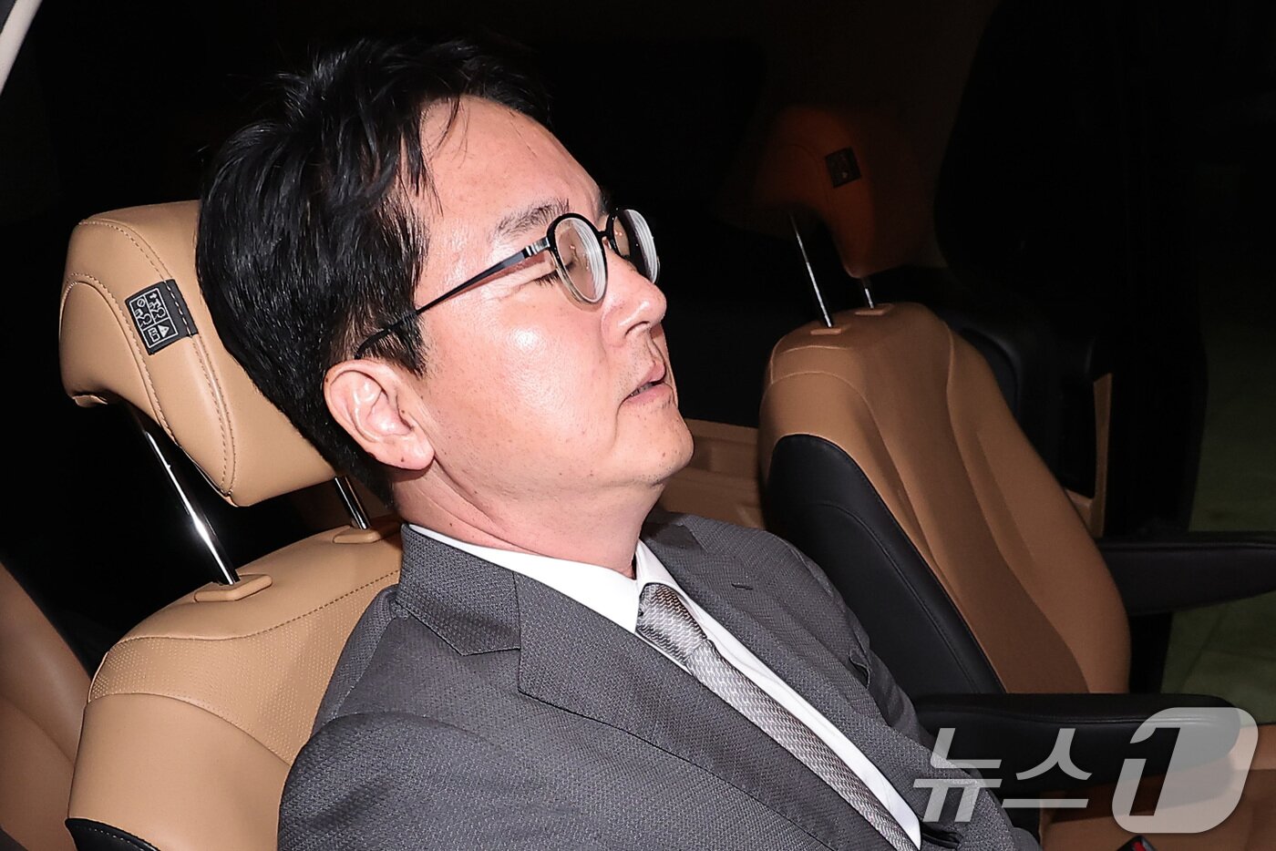 본문 이미지 - 심우정 전 검찰총장이 22일 새벽 서울 서초구 서울고등검찰청에 마련된 내란 특검팀&#40;특별검사 조은석&#41; 사무실에서 피고발인 신분으로 조사를 받은 후 귀가하고 있다. 2025.9.22/뉴스1 ⓒ News1 김성진 기자