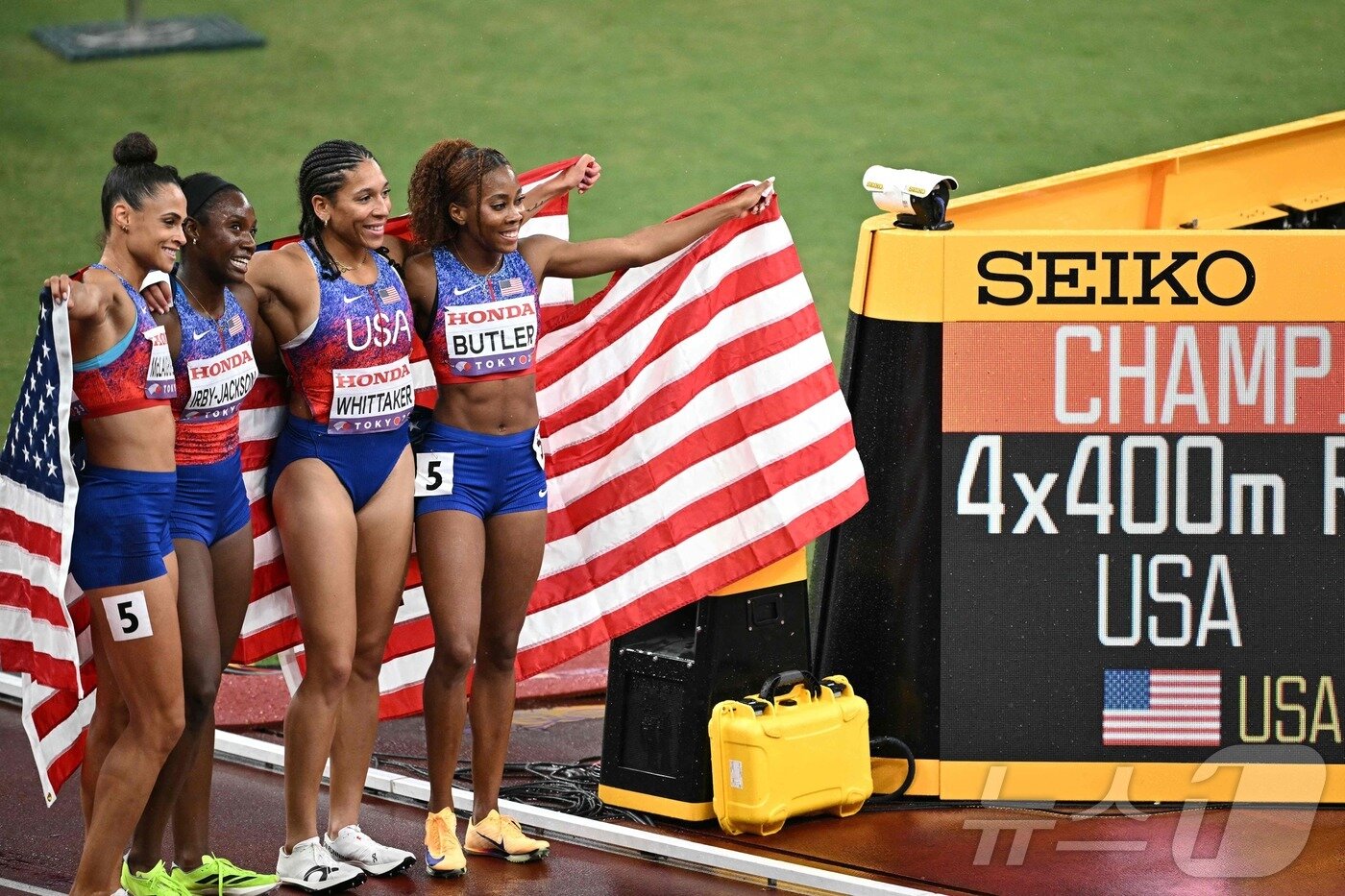 본문 이미지 - 여자 1600m 계주에서 대회 신기록을 세운 미국. ⓒ AFP=뉴스1