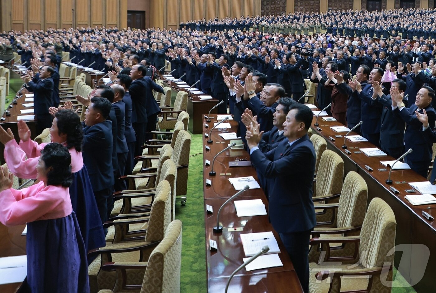 본문 이미지 - &#40;평양 노동신문=뉴스1&#41; = 최고인민회의 제14기 제13차 회의 참석자들이 기립 박수를 하고 있다 . [국내에서만 사용가능. 재배포 금지. DB 금지. For Use Only in the Republic of Korea. Redistribution Prohibited] rodongphoto@news1.kr