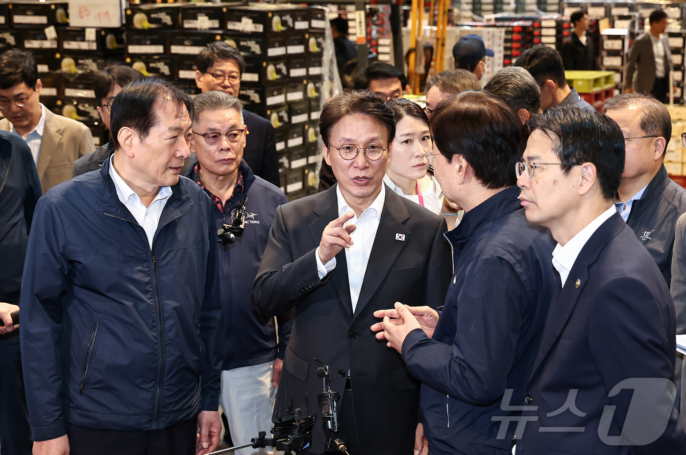 (서울=뉴스1) 김도우 기자 = 김민석 국무총리가 22일 서울 송파구 가락농수산물도매시장을 방문해 추석 맞이 물가점검을 하고 있다. 2025.9.22/뉴스1