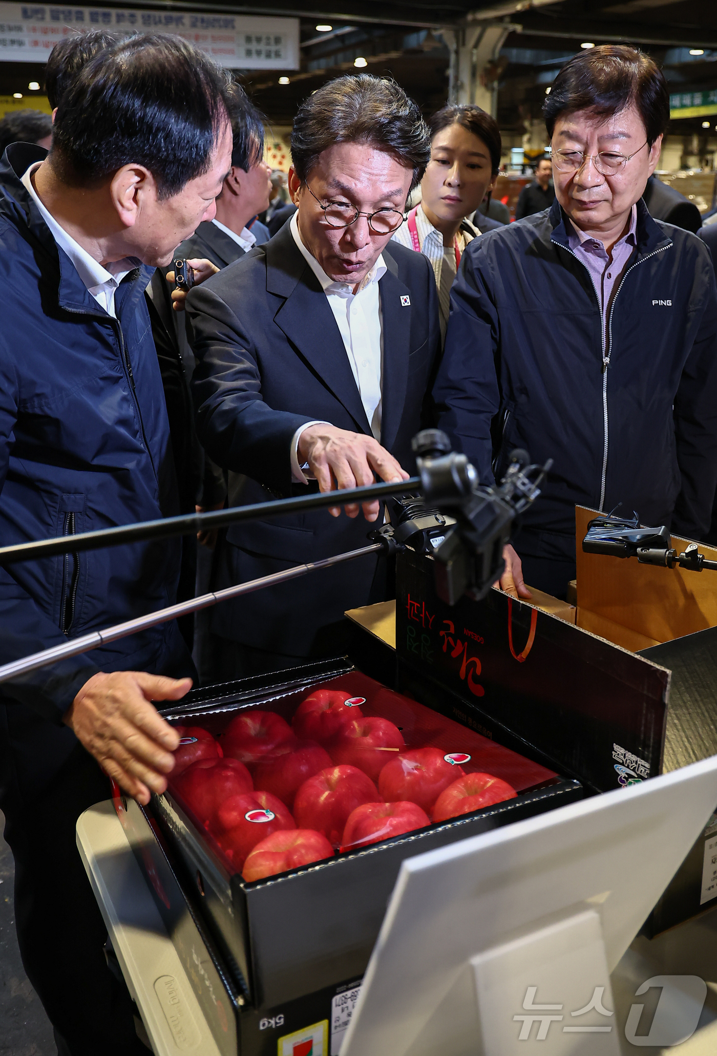 (서울=뉴스1) 김도우 기자 = 김민석 국무총리가 22일 서울 송파구 가락농수산물도매시장을 방문해 추석 맞이 물가점검을 하고 있다. 2025.9.22/뉴스1