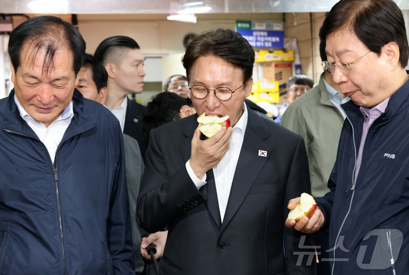 (서울=뉴스1) 청사사진기자단 = 김민석 국무총리가 22일 추석 맞이 물가점검차 서울 송파구 가락농수산물도매시장을 방문해 사과를 맛보고 있다. 2025.9.22/뉴스1