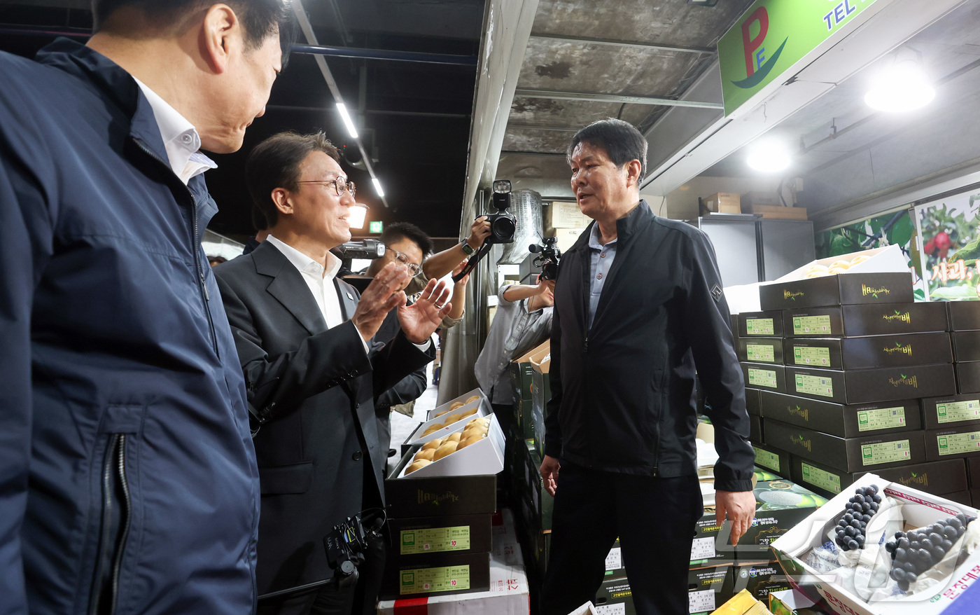 (서울=뉴스1) 청사사진기자단 = 김민석 국무총리가 22일 추석 맞이 물가점검차 서울 송파구 가락농수산물도매시장을 방문해 상인과 대화를 하고 있다. 2025.9.22/뉴스1