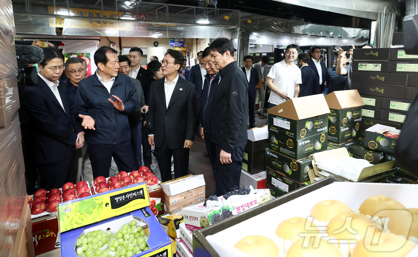 (서울=뉴스1) 청사사진기자단 = 김민석 국무총리가 22일 서울 송파구 가락농수산물도매시장을 방문해 추석 맞이 물가점검을 하고 있다. 2025.9.22/뉴스1