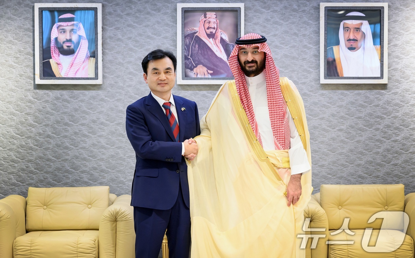 (서울=뉴스1) = 안규백 국방부 장관이 21일(현지시간) 사우디 리야드에서 압둘라 빈 반다르 사우디 국가방위부장관과 기념 촬영을 하고 있다. (국방부 제공. 재판매 및 DB 금지 …