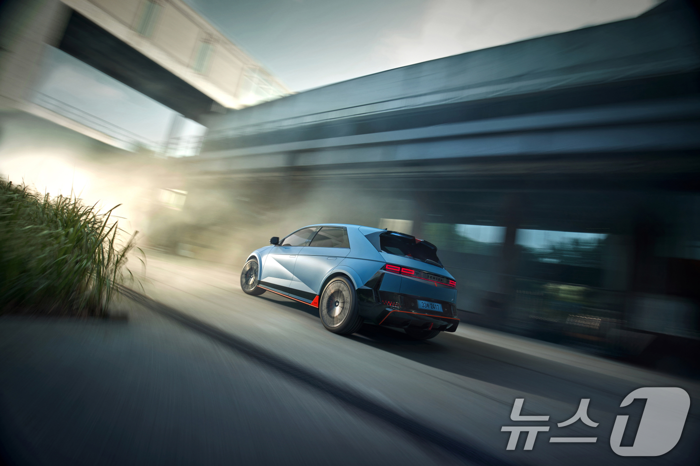 (서울=뉴스1) = 현대자동차가 첨단 전동화 기술을 집약한 고성능 전기차 '아이오닉 5 N'의 신규 트림인 에센셜을 22일 출시했다고 밝혔다.사진은 현대차 아이오닉 5 N 모습. …