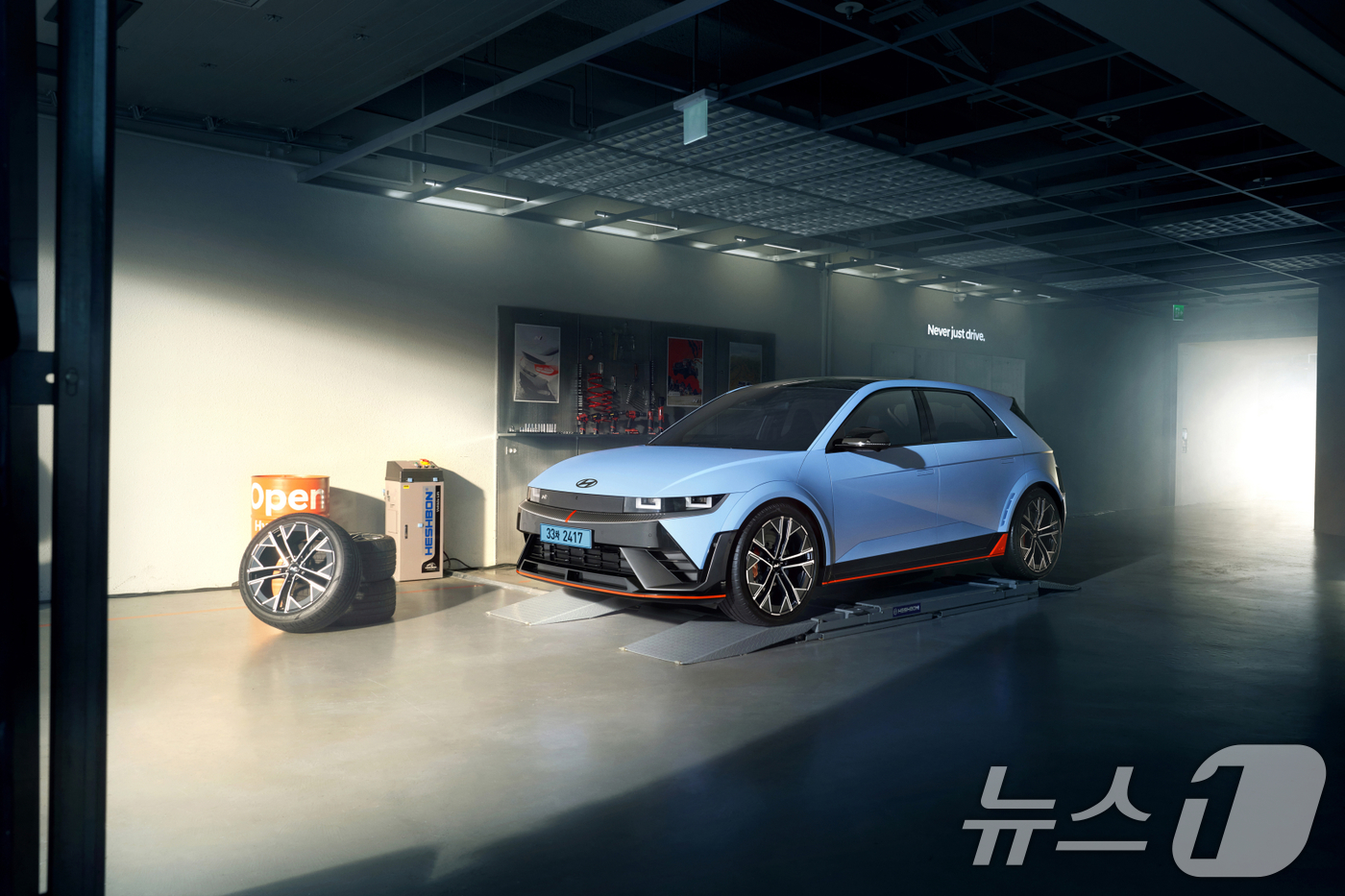 (서울=뉴스1) = 현대자동차가 첨단 전동화 기술을 집약한 고성능 전기차 '아이오닉 5 N'의 신규 트림인 에센셜을 22일 출시했다고 밝혔다.사진은 현대차 아이오닉 5 N 모습. …