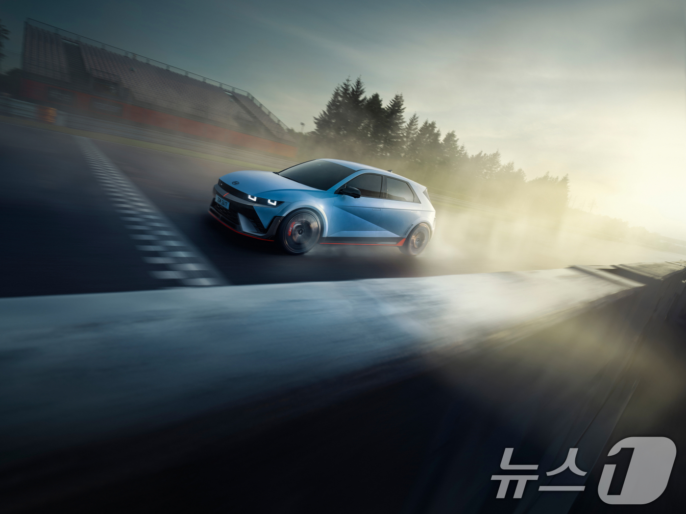 (서울=뉴스1) = 현대자동차가 첨단 전동화 기술을 집약한 고성능 전기차 '아이오닉 5 N'의 신규 트림인 에센셜을 22일 출시했다고 밝혔다.사진은 현대차 아이오닉 5 N 모습. …