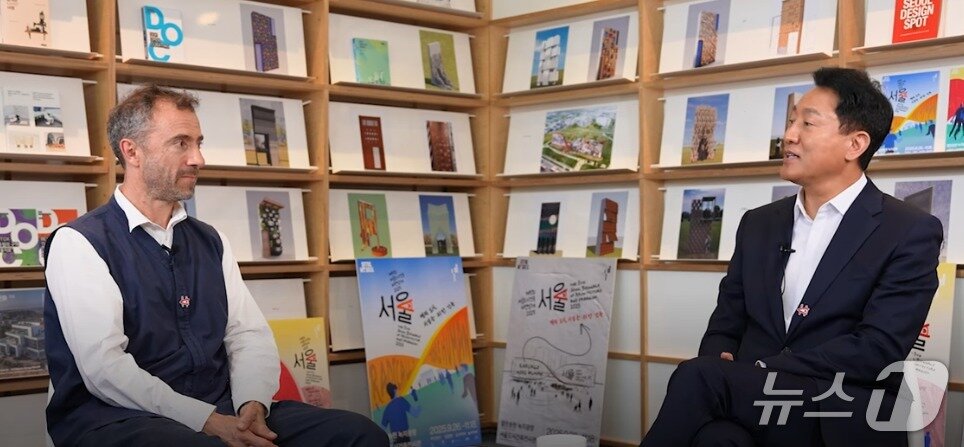 본문 이미지 - 건축가 토마스 헤더윅과 오세훈 서울시장&#40;유튜브 채널 &#39;오세훈TV&#39; 갈무리&#41; 뉴스1 ⓒ News1 