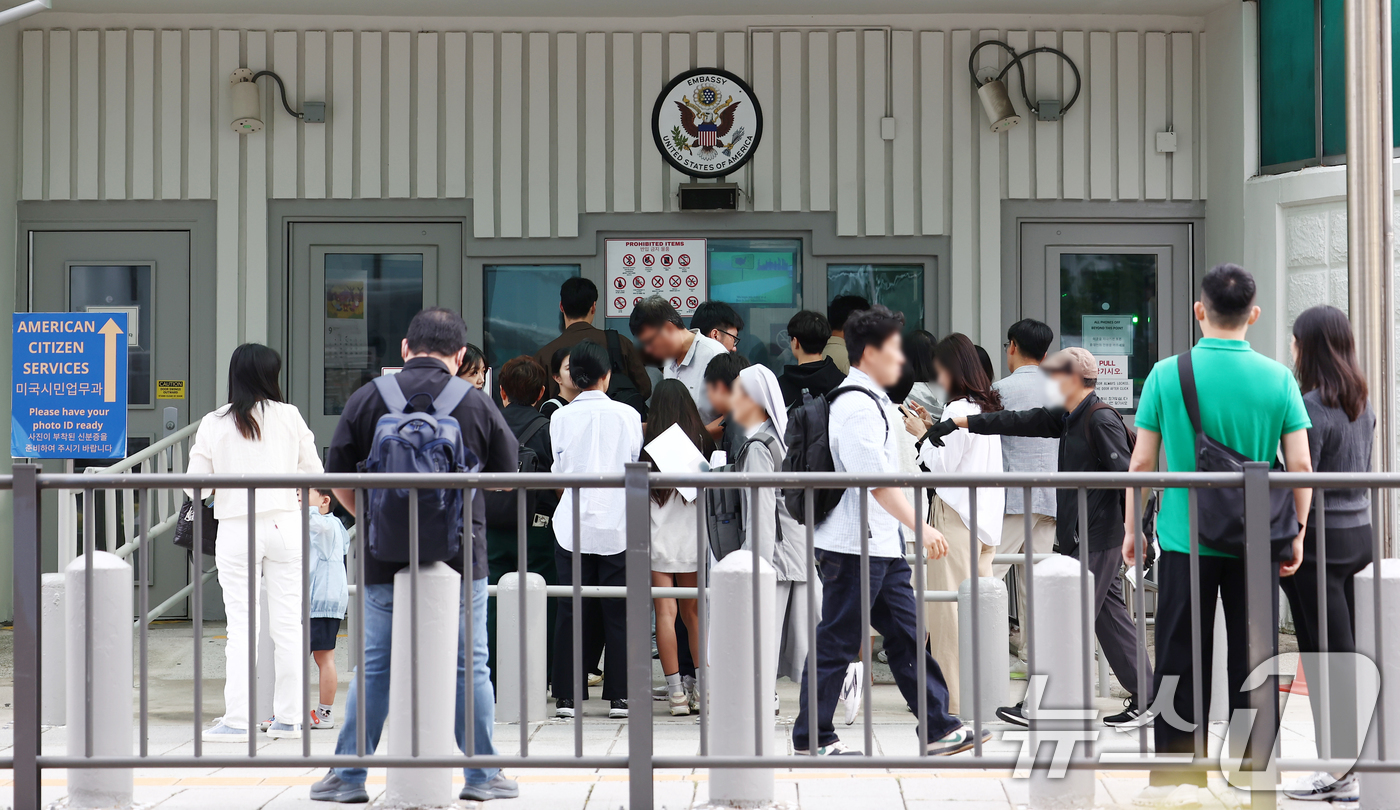 (서울=뉴스1) 김민지 기자 = 22일 오전 서울 종로구 미국대사관 앞에서 시민들이 비자를 발급받기 위해 줄 서 있다.미국이 이달 30일부터 따로 비자를 받지 않아도 미국 입국이 …
