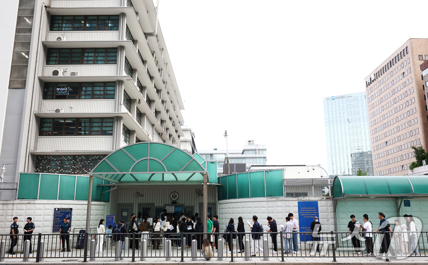 (서울=뉴스1) 김민지 기자 = 22일 오전 서울 종로구 미국대사관 앞에서 시민들이 비자를 발급받기 위해 줄 서 있다.미국이 이달 30일부터 따로 비자를 받지 않아도 미국 입국이 …