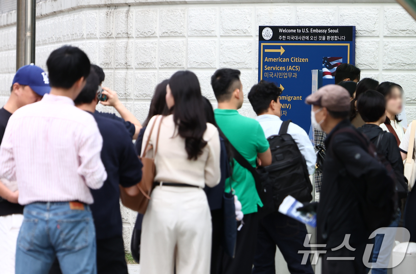 (서울=뉴스1) 김민지 기자 = 22일 오전 서울 종로구 미국대사관 앞에서 시민들이 비자를 발급받기 위해 줄 서 있다.미국이 이달 30일부터 따로 비자를 받지 않아도 미국 입국이 …