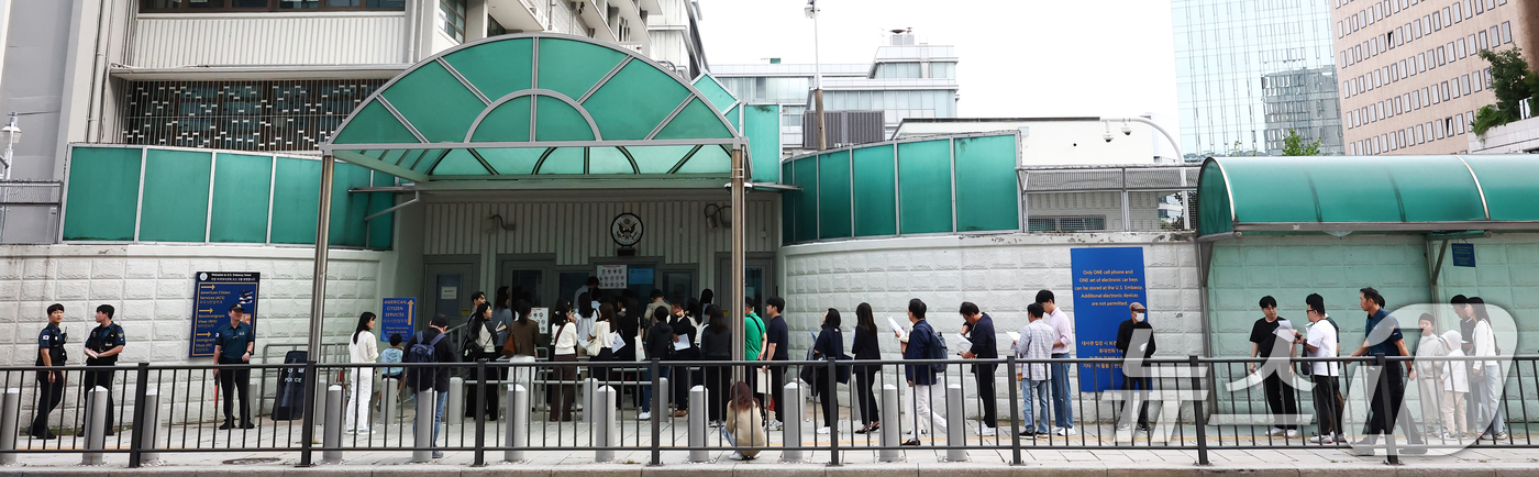 (서울=뉴스1) 김민지 기자 = 22일 오전 서울 종로구 미국대사관 앞에서 시민들이 비자를 발급받기 위해 줄 서 있다.미국이 이달 30일부터 따로 비자를 받지 않아도 미국 입국이 …