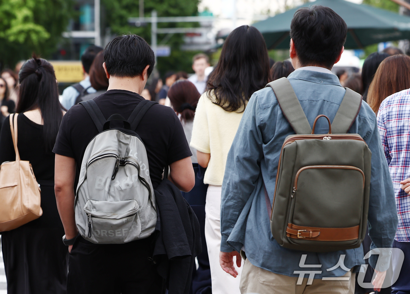 (서울=뉴스1) 김민지 기자 = 초가을 날씨를 보인 22일 오전 서울 광화문 세종대로 사거리에서 시민들이 발걸음을 옮기고 있다. 2025.9.22/뉴스1