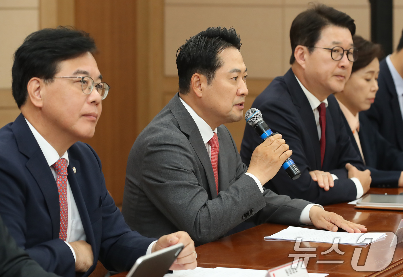 (경산=뉴스1) 공정식 기자 = 장동혁 국민의힘 대표가 22일 오전 경북 경산산업단지관리공단 회의실에서 열린 중소기업 현장최고위원회의에서 모두발언을 하고 있다. 2025.9.22/ …