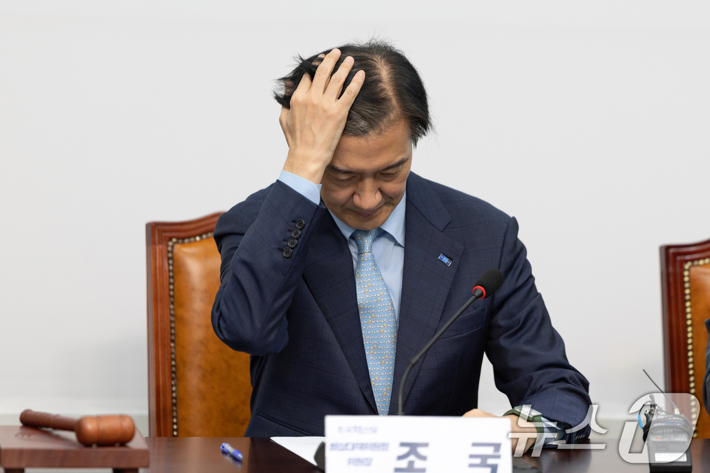(서울=뉴스1) 이승배 기자 = 조국 조국혁신당 비상대책위원장이 22일 서울 여의도 국회에서 열린 비상대책위원회 회의에 참석해 머리를 쓸어넘기고 있다. 2025.9.22/뉴스1