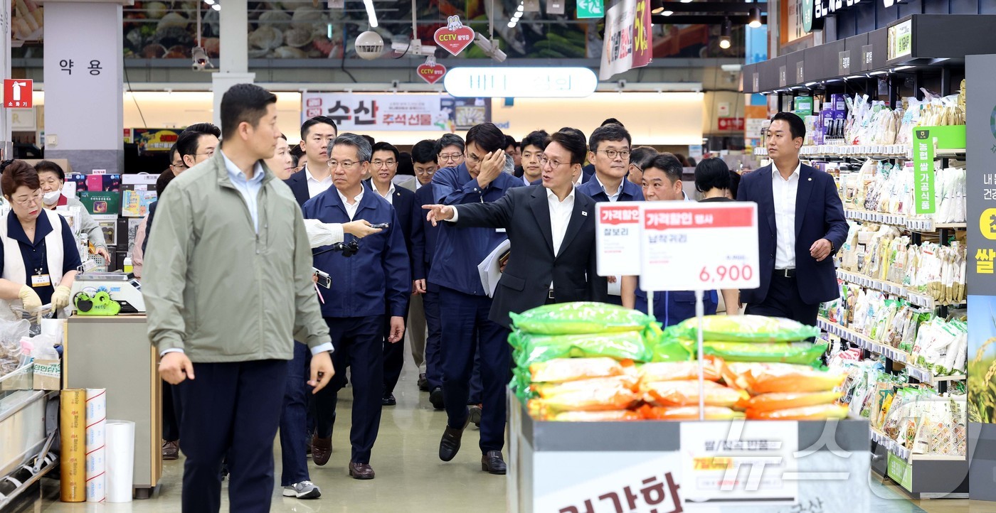 (서울=뉴스1) 청사사진기자단 = 김민석 국무총리가 22일 서울 서초구 하나로마트 양재점을 찾아 추석 맞이 물가 현장점검을 하고 있다. 2025.9.22/뉴스1