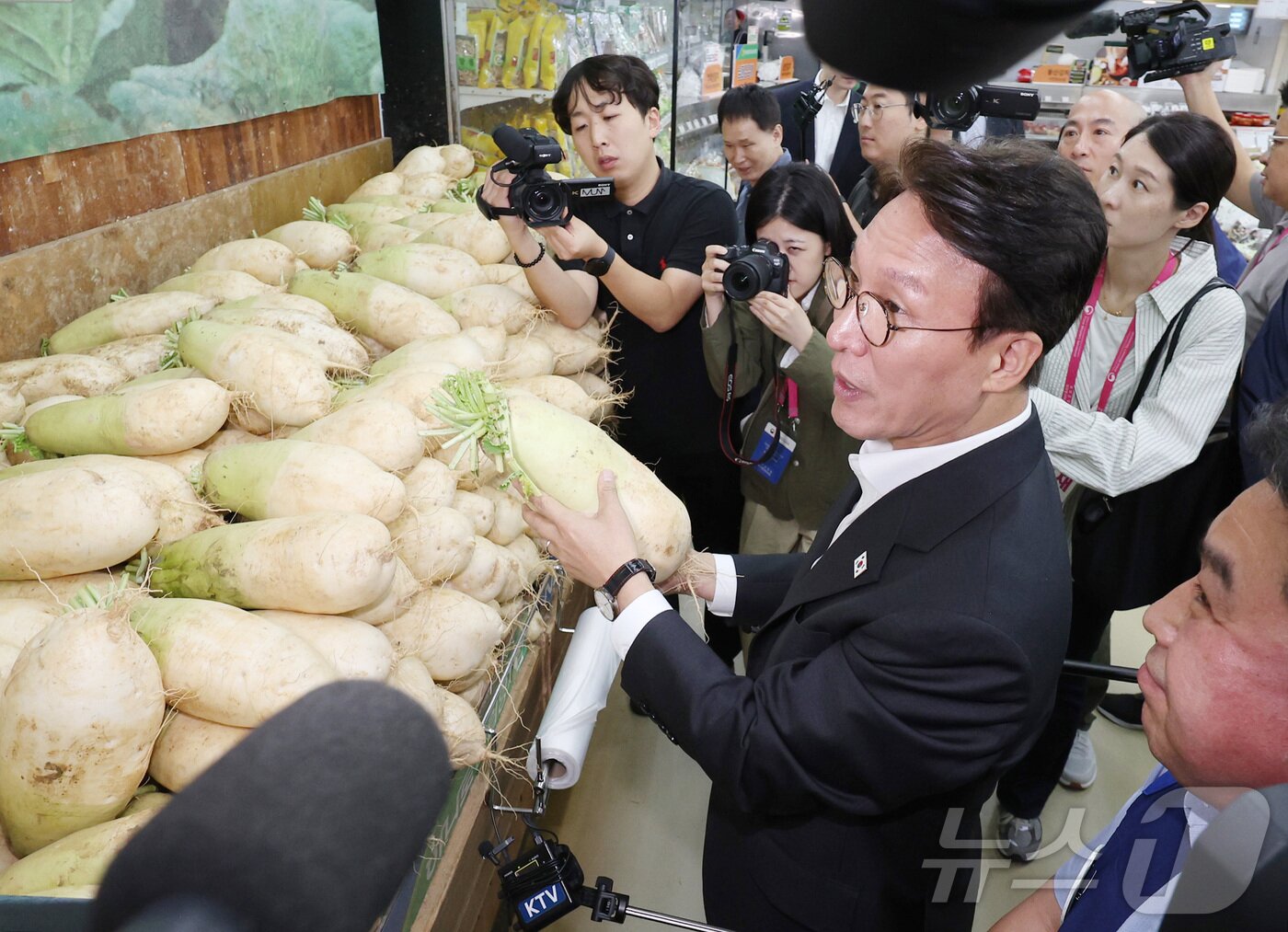 본문 이미지 - 김민석 국무총리가 22일 서울 서초구 하나로마트 양재점을 방문, 추석 맞이 물가 현장점검을 하고 있다. 2025.9.22/뉴스1 ⓒ News1 청사사진기자단