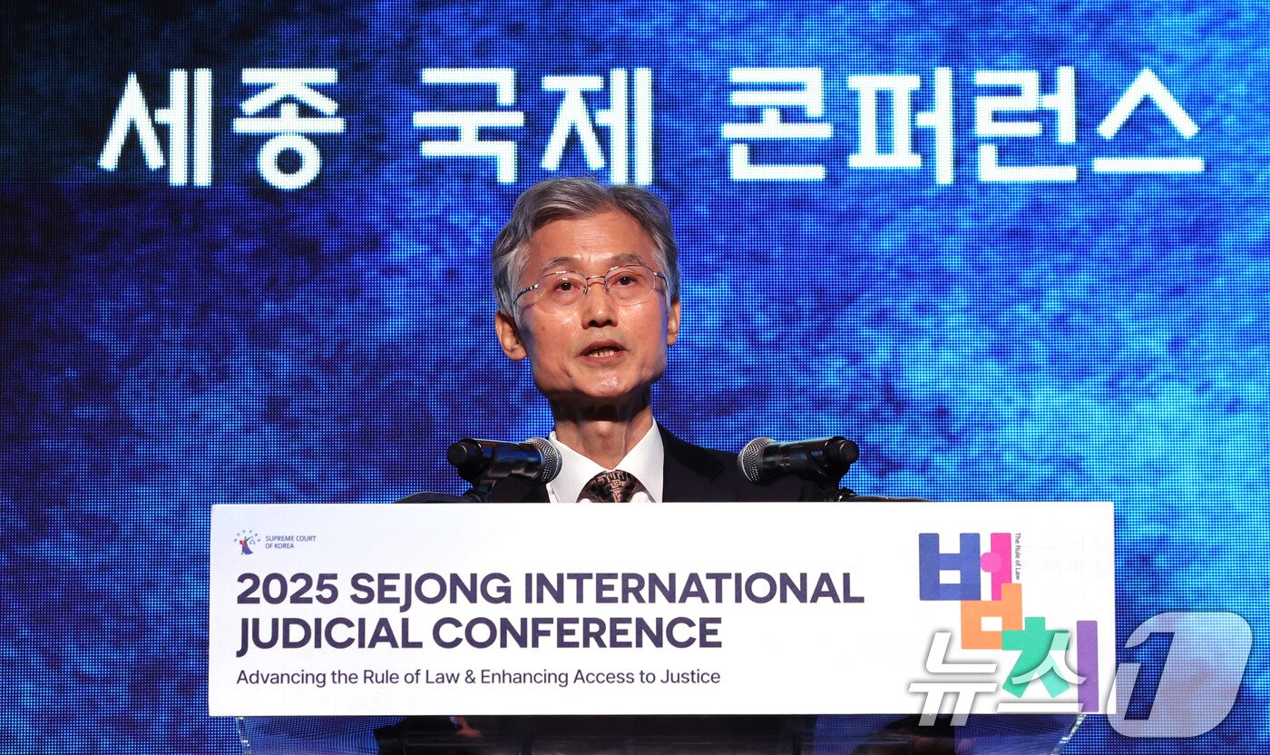 본문 이미지 - 조희대 대법원장이 지난 22일 서울 중구 신라호텔에서 열린 ‘세종 국제 콘퍼런스’에서 개회사를 하고 있다. 세종 국제 콘퍼런스는 민본사상과 애민 정신에 기초해 정의롭고 공정한 사법을 구현한 세종대왕의 법사상을 세계와 공유하는 자리다. 2025.9.22/뉴스1 ⓒ News1 박지혜 기자