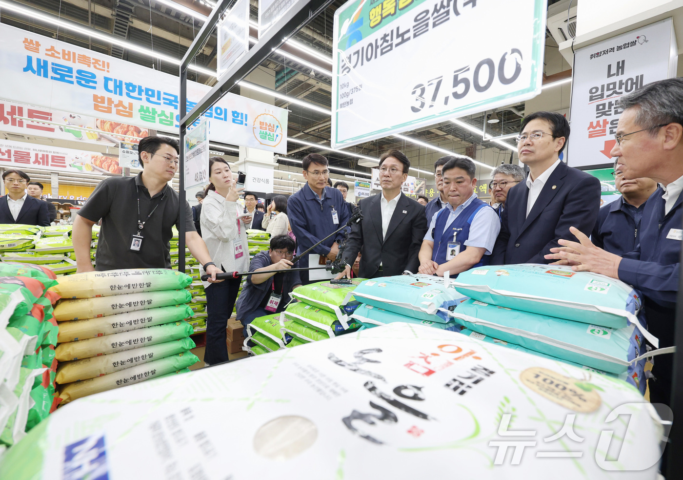 (서울=뉴스1) 청사사진기자단 = 김민석 국무총리가 22일 서울 서초구 하나로마트 양재점을 방문, 추석 맞이 물가 현장점검을 하고 있다. 2025.9.22/뉴스1
