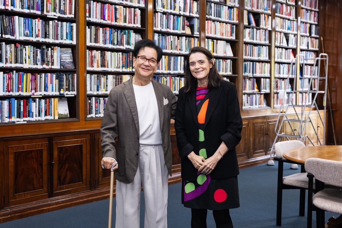 본문 이미지 - 이재현 CJ그룹 회장이 영국 런던에서 세계 최정상급 외교 안보 싱크탱크인 채텀하우스의 브론웬 매덕스 소장을 만나 통상 환경 변화와 국제 정세에 대해 논의했다.&#40;CJ그룹 제공&#41;