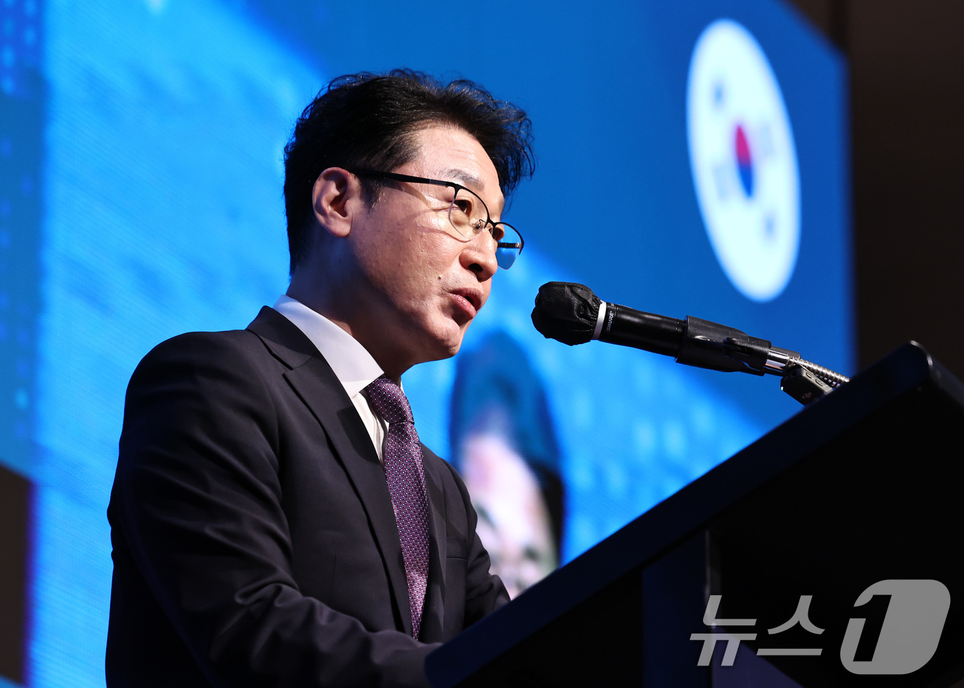 (서울=뉴스1) 구윤성 기자 = 이호현 산업통상자원부 제2차관이 22일 오전 서울 용산구 그랜드하얏트호텔에서 열린 '한·몽골 핵심광물·광업투자 포럼'에서 환영사를 하고 있다. 20 …