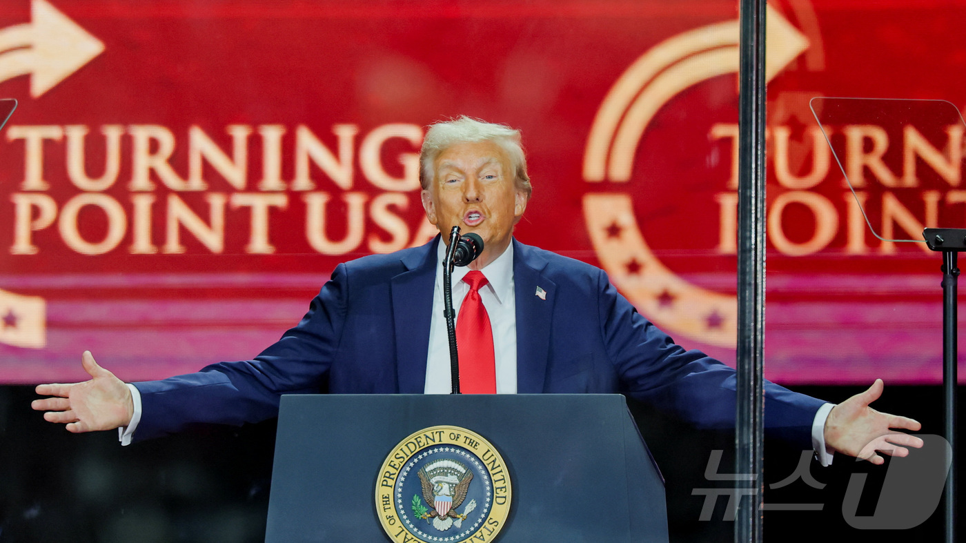 (글렌데일 로이터=뉴스1) 권준언 기자 = 도널드 트럼프 미국 대통령이 21일(현지시간) 미국 애리조나 글렌데일 스테이트팜 경기장에서 열린 보수 청년 운동가 찰리 커크 추모식에서 …