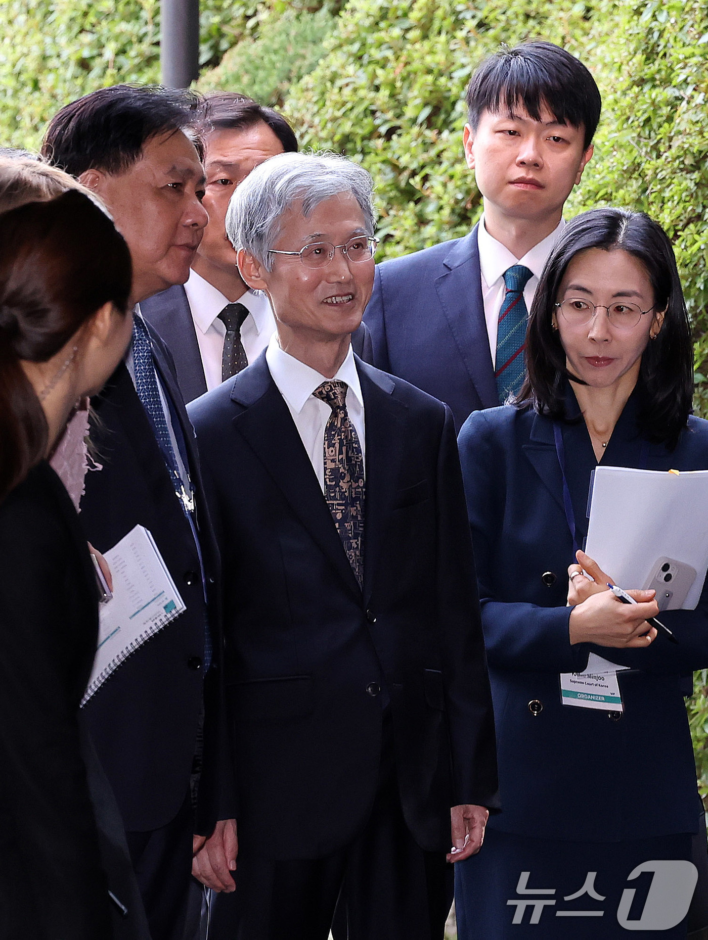 (서울=뉴스1) 박지혜 기자 = 조희대 대법원장이 22일 서울 중구 신라호텔에서 열린 ‘세종 국제 콘퍼런스’에 참석자들과 대화를 나누고 있다.세종 국제 콘퍼런스는 민본사상과 애민 …