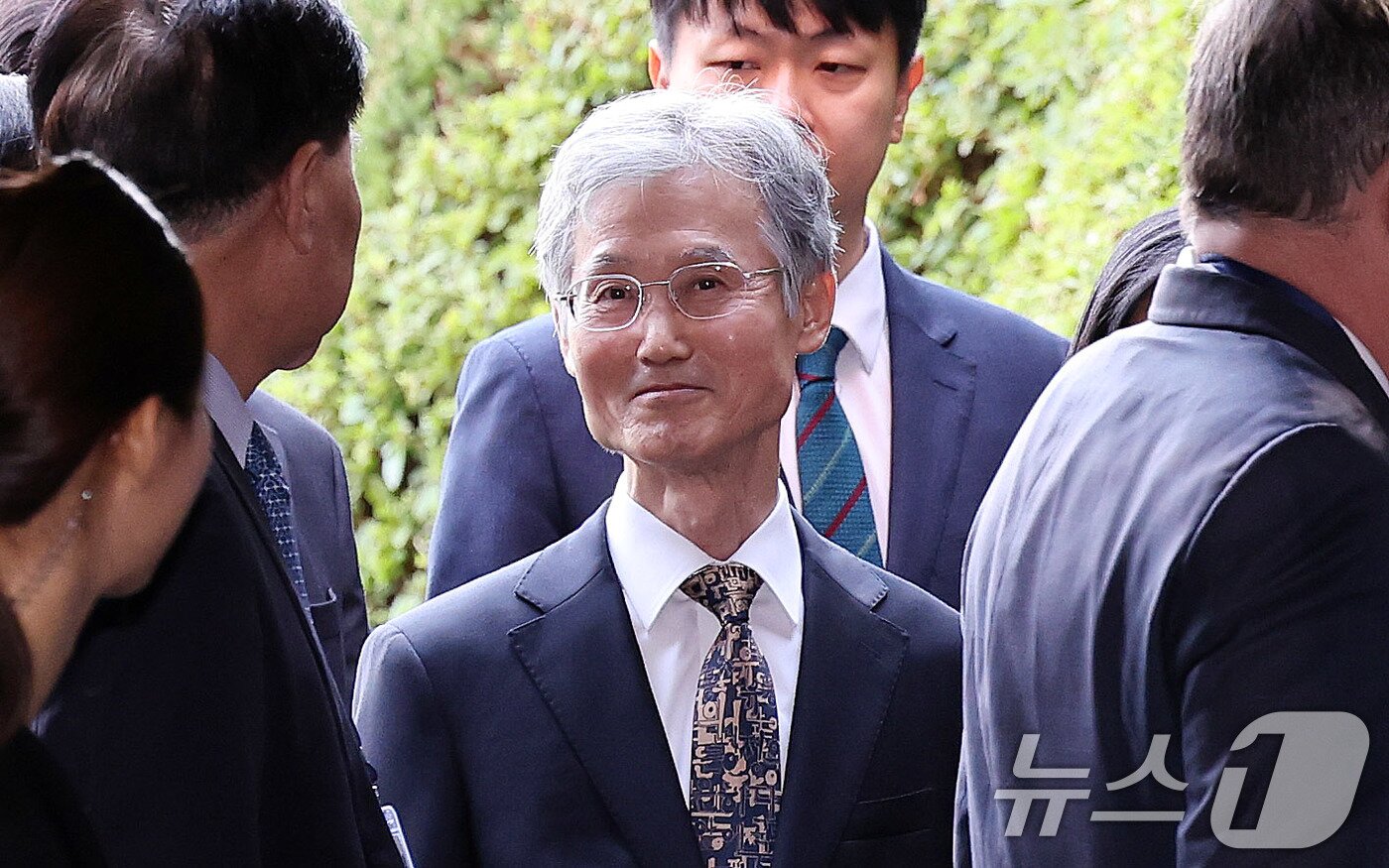 본문 이미지 - 조희대 대법원장이 22일 서울 중구 신라호텔에서 열린 ‘세종 국제 콘퍼런스’에 참석자들과 대화를 나누고 있다. 세종 국제 콘퍼런스는 민본사상과 애민 정신에 기초해 정의롭고 공정한 사법을 구현한 세종대왕의 법사상을 세계와 공유하는 자리다. 2025.9.22/뉴스1 ⓒ News1 박지혜 기자