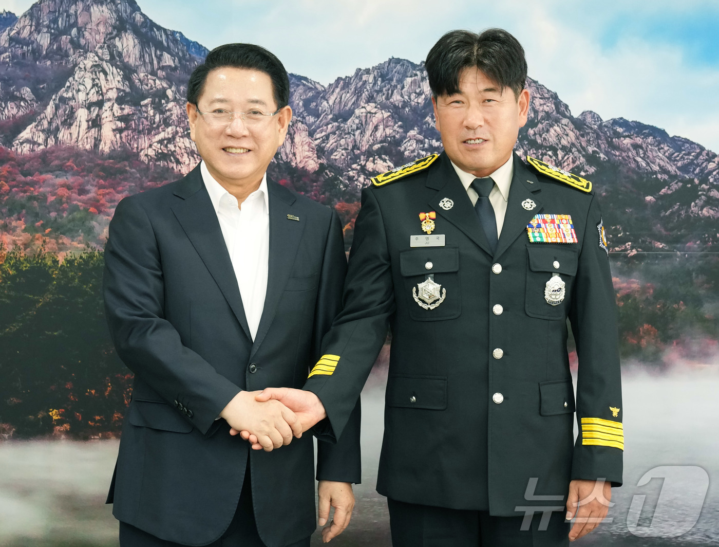 (무안=뉴스1) 전원 기자 = 김영록 전라남도지사가 22일 도청 접견실에서 주영국 신임 전라남도 소방본부장과 면담을 마치고 기념촬영을 하고 있다.(전남도 제공. 재판매 및 DB금지 …