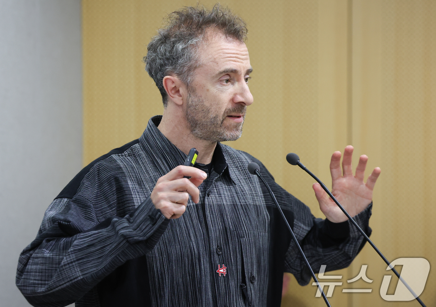 (서울=뉴스1) 허경 기자 = 토마스 헤더윅 비엔날레 총감독이 22일 서울시정에서 열린 제5회 서울도시건축비엔날레 간담회에서 주제 및 전시내용을 발표하고 있다. 2025.9.22/ …