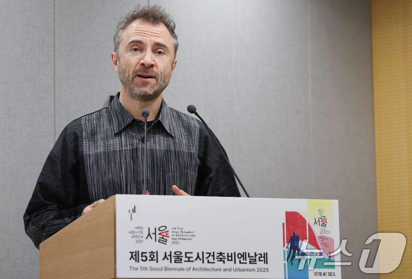 (서울=뉴스1) 허경 기자 = 토마스 헤더윅 비엔날레 총감독이 22일 서울시정에서 열린 제5회 서울도시건축비엔날레 간담회에서 주제 및 전시내용을 발표하고 있다. 2025.9.22/ …
