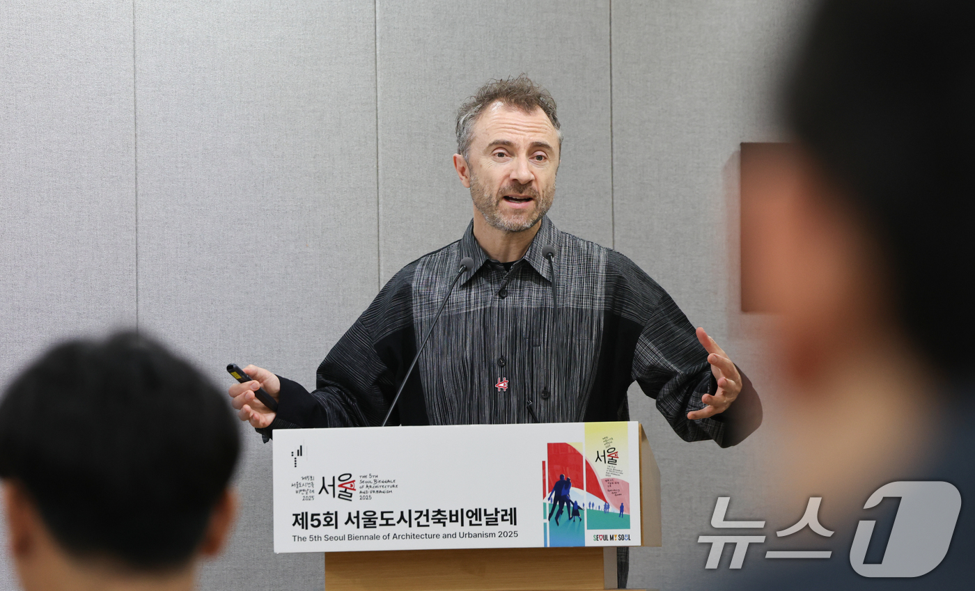(서울=뉴스1) 허경 기자 = 토마스 헤더윅 비엔날레 총감독이 22일 서울시정에서 열린 제5회 서울도시건축비엔날레 간담회에서 주제 및 전시내용을 발표하고 있다. 2025.9.22/ …