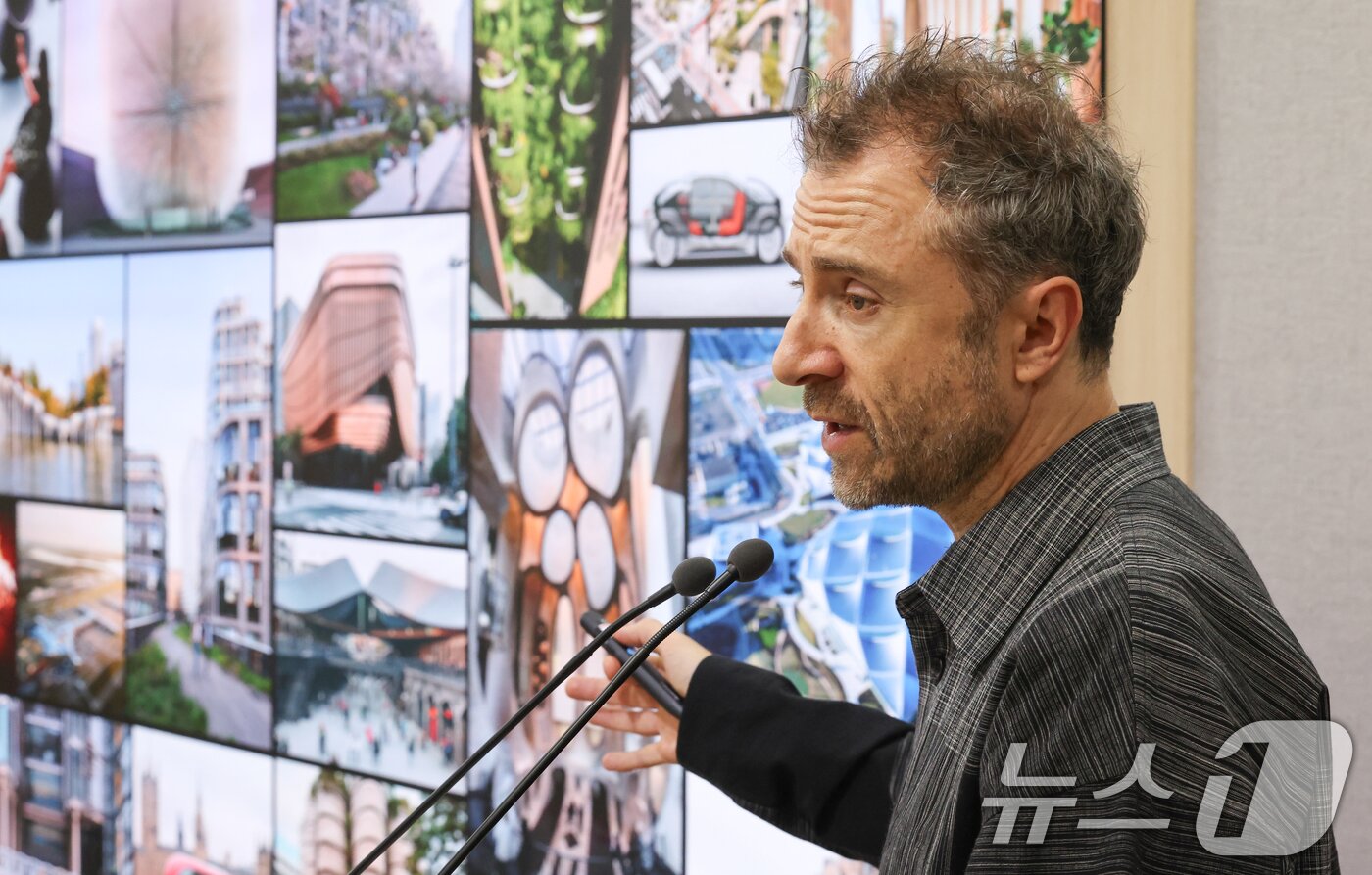 본문 이미지 - 토마스 헤더윅 비엔날레 총감독이 서울시정에서 열린 제5회 서울도시건축비엔날레 간담회에서 주제 및 전시내용을 발표하고 있다. 2025.9.22/뉴스1 ⓒ News1 허경 기자